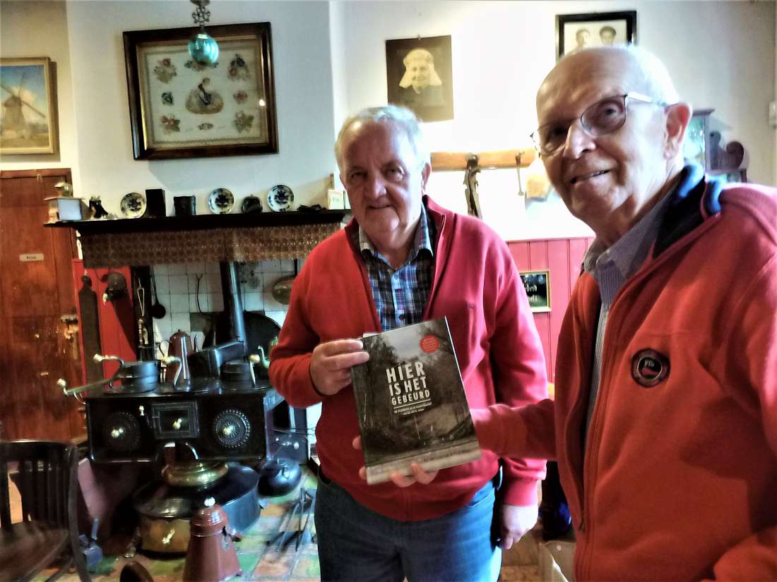 Boekuitreiking met Albert Kuper en winnaar Henk ten Have (rechts).