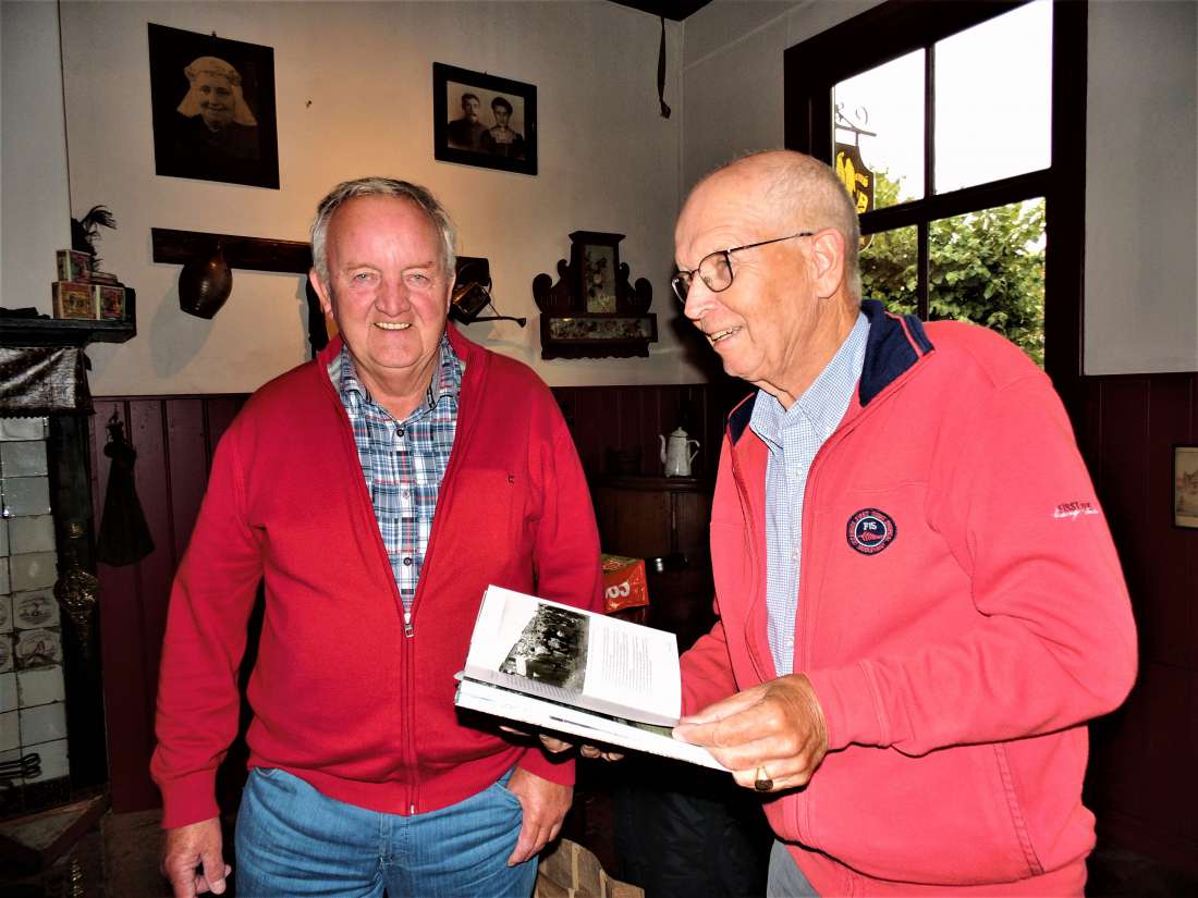 Boekuitreiking met Albert Kuper en winnaar Henk ten Have (rechts).