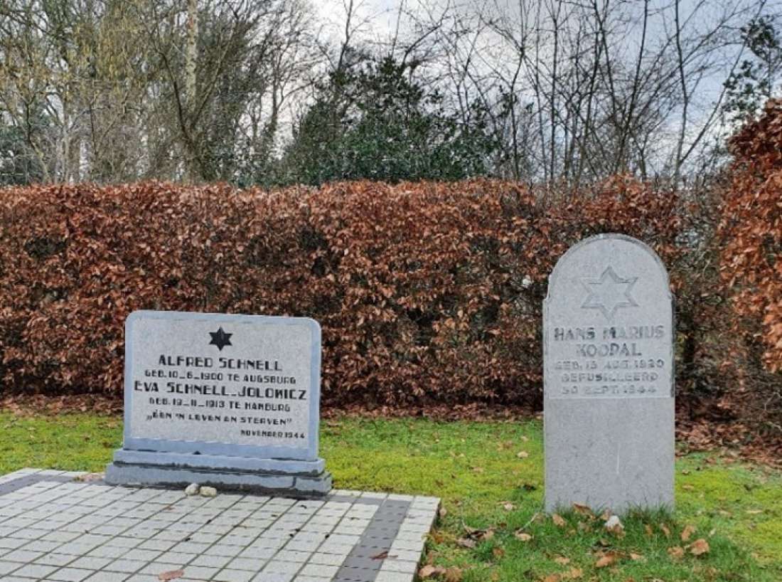 Fragmenten 2022. De twee graven in Westerbork.
