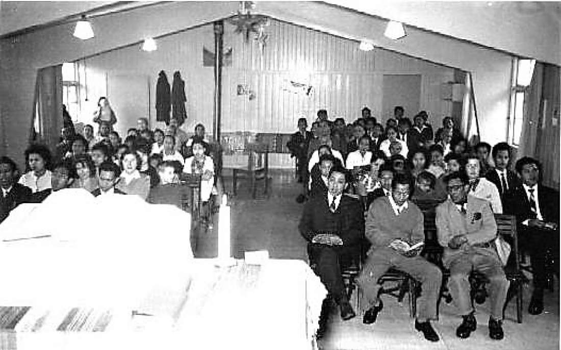 Kerkdienst in de tot kerk omgetoverde kantine van Kamp De Pieterberg Westerbork, 1962/’63.