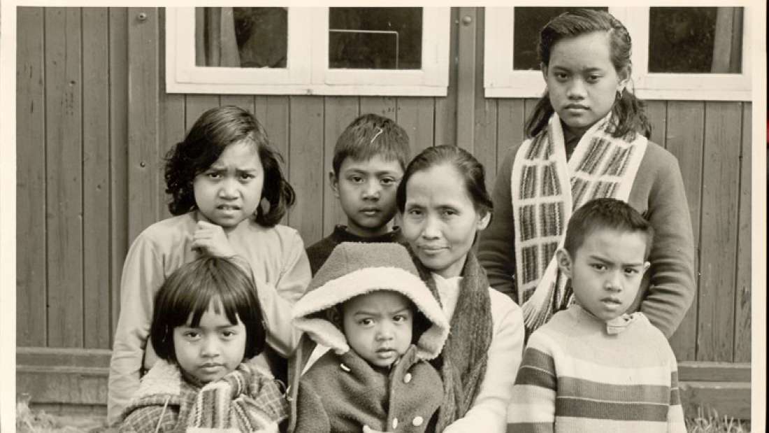 Moeder Pendjol en haar kinderen. Eddy Pendjol tweede van links, achter zijn moeder. Barak Kamp De Pieterberg Westerbork.