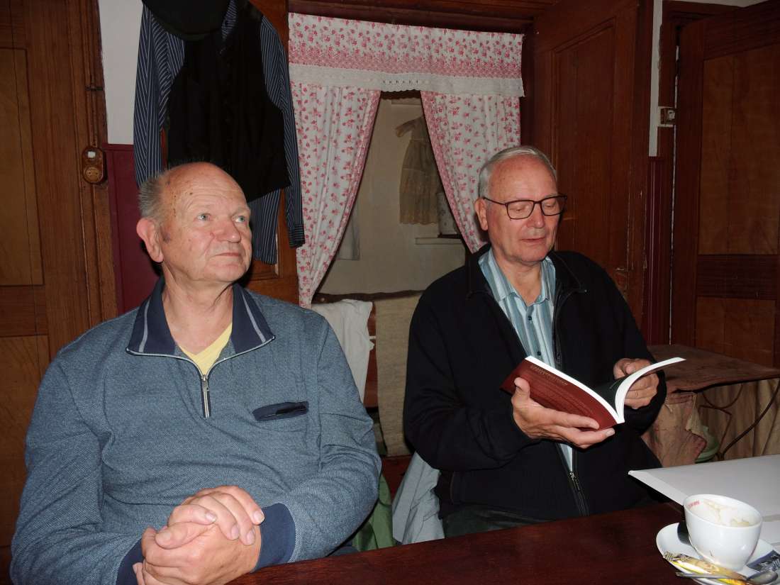 Uitreiking boekverloting aan Willem Veldkamp (rechts) en zijn broer Henk.